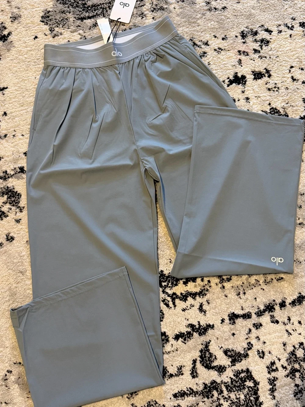 ALO Yoga Women’s  Slate Gray Performance Joggers